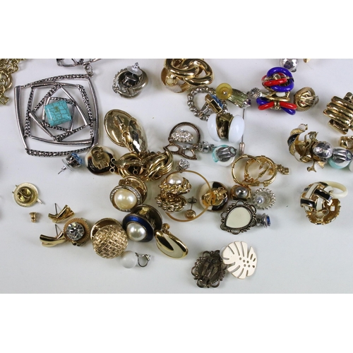 318 - Collection of costume jewellery to include a selection of gold tone chains, assorted clip on earring... 