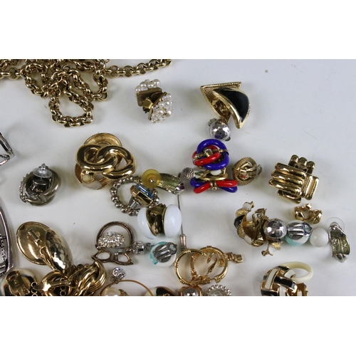 318 - Collection of costume jewellery to include a selection of gold tone chains, assorted clip on earring... 