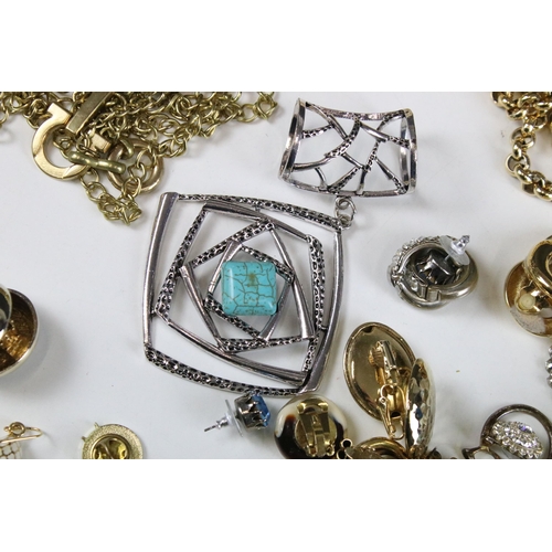 318 - Collection of costume jewellery to include a selection of gold tone chains, assorted clip on earring... 