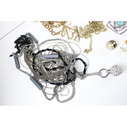 318 - Collection of costume jewellery to include a selection of gold tone chains, assorted clip on earring... 