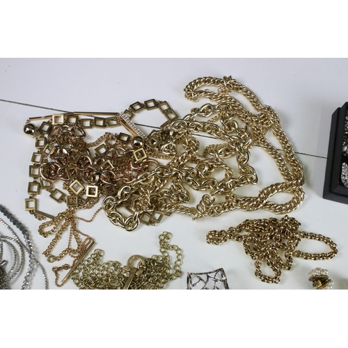 318 - Collection of costume jewellery to include a selection of gold tone chains, assorted clip on earring... 