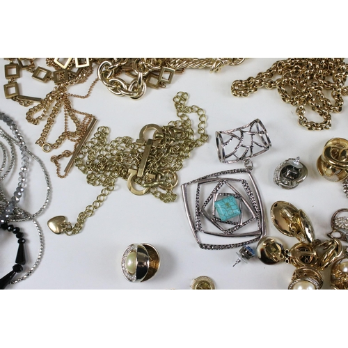 318 - Collection of costume jewellery to include a selection of gold tone chains, assorted clip on earring... 