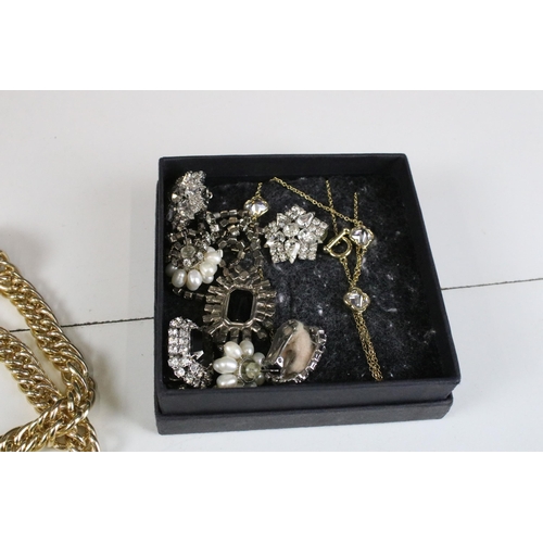 318 - Collection of costume jewellery to include a selection of gold tone chains, assorted clip on earring... 