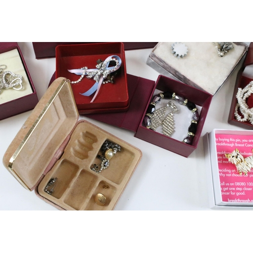 297 - Collection of costume jewellery to include charm bracelet, simulated and cultured pearls, brooches, ... 