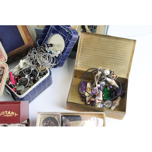 297 - Collection of costume jewellery to include charm bracelet, simulated and cultured pearls, brooches, ... 