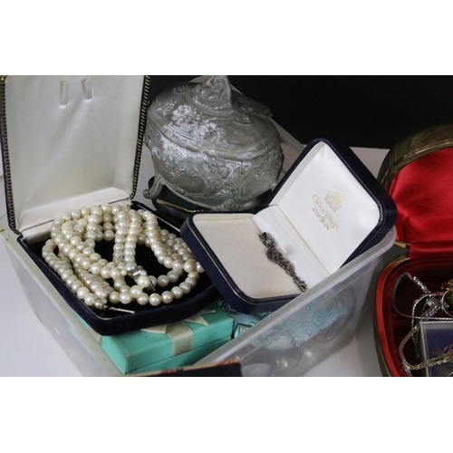 297 - Collection of costume jewellery to include charm bracelet, simulated and cultured pearls, brooches, ... 