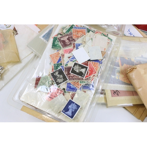 374 - Collection of assorted world stamps to include loose world kilo ware, GB stamps on mounting cards in... 