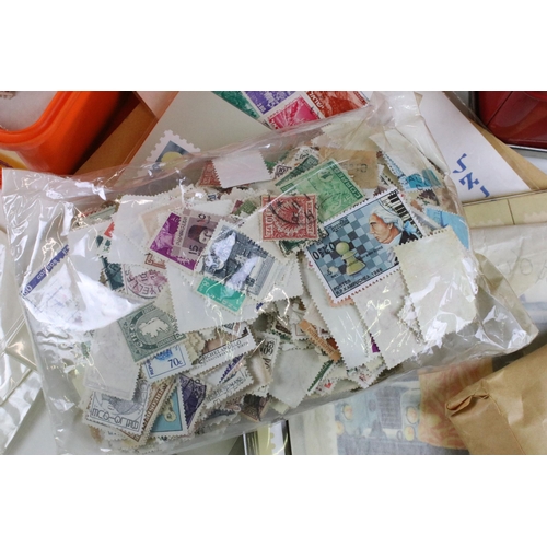 374 - Collection of assorted world stamps to include loose world kilo ware, GB stamps on mounting cards in... 