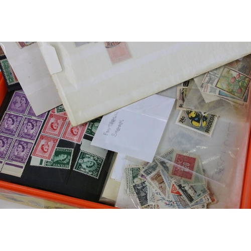 374 - Collection of assorted world stamps to include loose world kilo ware, GB stamps on mounting cards in... 