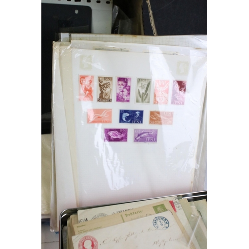 374 - Collection of assorted world stamps to include loose world kilo ware, GB stamps on mounting cards in... 