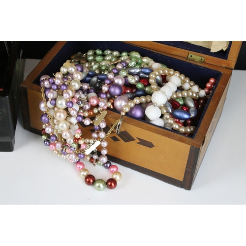 285 - Collection of assorted costume jewellery to include beaded necklaces, simulated pearls, brooches, ch... 