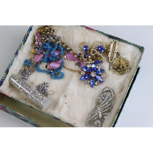 285 - Collection of assorted costume jewellery to include beaded necklaces, simulated pearls, brooches, ch... 