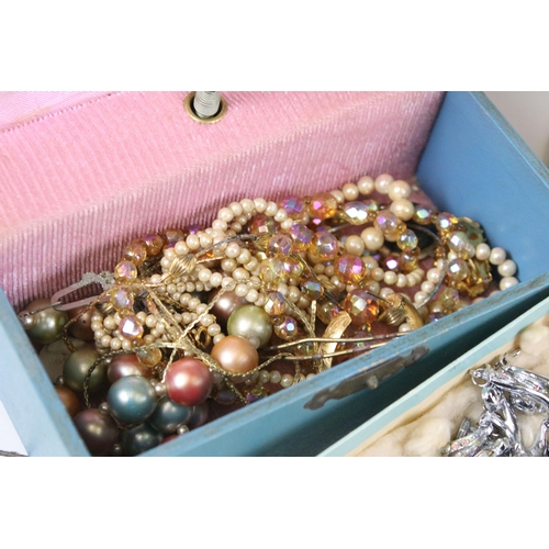 285 - Collection of assorted costume jewellery to include beaded necklaces, simulated pearls, brooches, ch... 