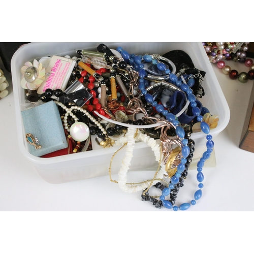 285 - Collection of assorted costume jewellery to include beaded necklaces, simulated pearls, brooches, ch... 