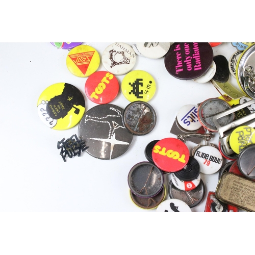 345 - Quantity of vintage pin button badges to include Boomtown Rats, Billy Connolly. Ultravox and Butlins... 