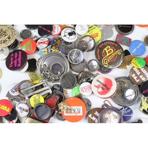 345 - Quantity of vintage pin button badges to include Boomtown Rats, Billy Connolly. Ultravox and Butlins... 