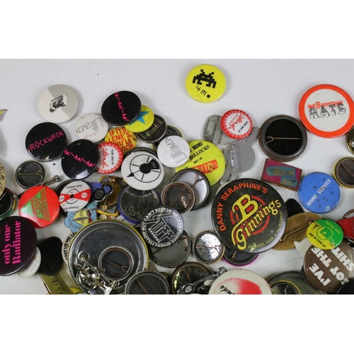 345 - Quantity of vintage pin button badges to include Boomtown Rats, Billy Connolly. Ultravox and Butlins... 