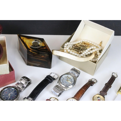 348 - Collection of assorted wristwatches to include Seiko 5, Accurist, Zurich, West Air, and a selection ... 