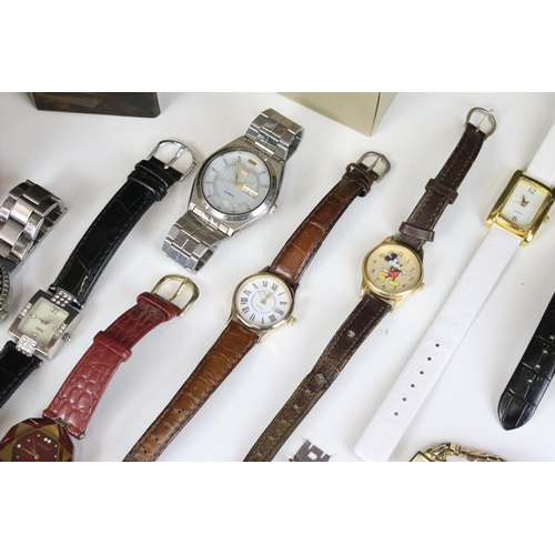 348 - Collection of assorted wristwatches to include Seiko 5, Accurist, Zurich, West Air, and a selection ... 