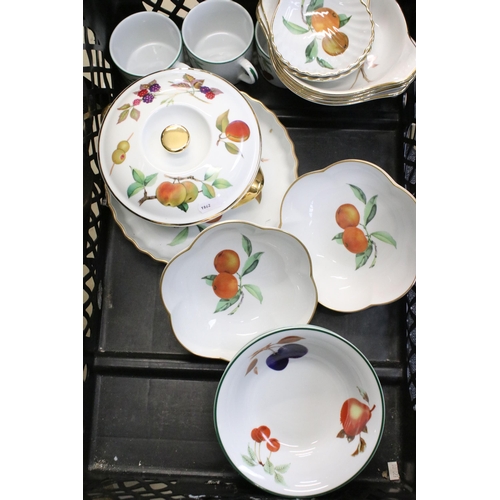 88 - Royal Worcester 'Evesham Vale' dinner service set to include small lidded vegetable serving dish, ju... 