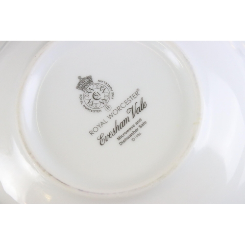 88 - Royal Worcester 'Evesham Vale' dinner service set to include small lidded vegetable serving dish, ju... 