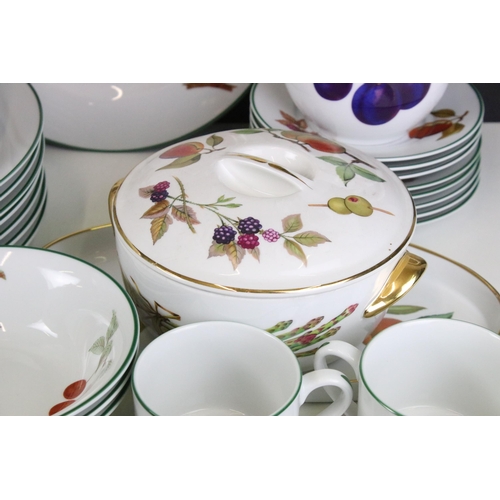 88 - Royal Worcester 'Evesham Vale' dinner service set to include small lidded vegetable serving dish, ju... 