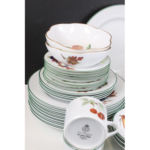 88 - Royal Worcester 'Evesham Vale' dinner service set to include small lidded vegetable serving dish, ju... 