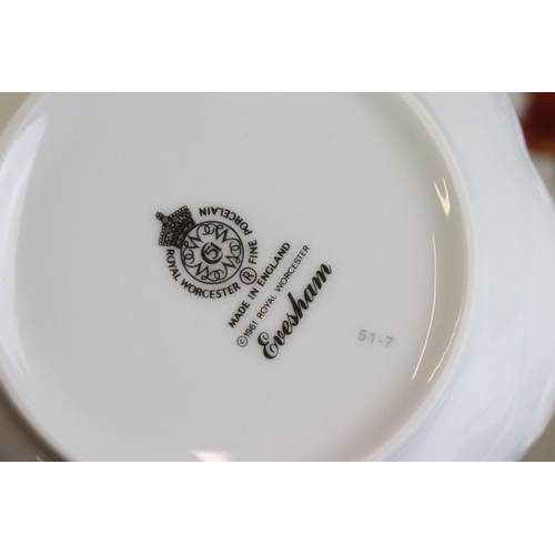 88 - Royal Worcester 'Evesham Vale' dinner service set to include small lidded vegetable serving dish, ju... 