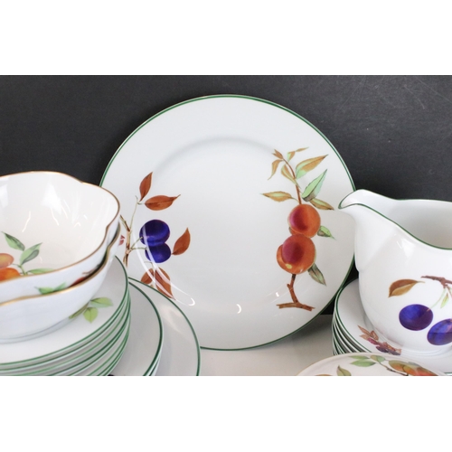 88 - Royal Worcester 'Evesham Vale' dinner service set to include small lidded vegetable serving dish, ju... 