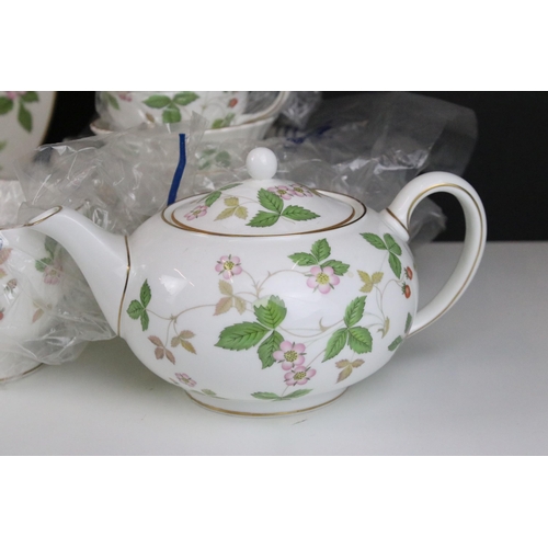 89 - Wedgwood 'Wild Strawberry' tea service set to include teapot, smaller tea pot, jug, six tea cups and... 