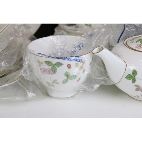 89 - Wedgwood 'Wild Strawberry' tea service set to include teapot, smaller tea pot, jug, six tea cups and... 