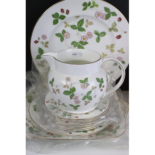 89 - Wedgwood 'Wild Strawberry' tea service set to include teapot, smaller tea pot, jug, six tea cups and... 