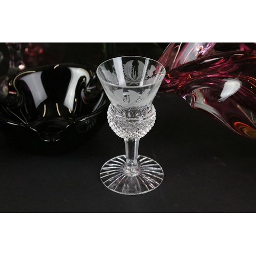 91 - Mixed selection of glass to include vases, wine glasses, centre piece bowl, ash tray and large foote... 