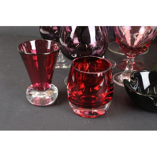 91 - Mixed selection of glass to include vases, wine glasses, centre piece bowl, ash tray and large foote... 