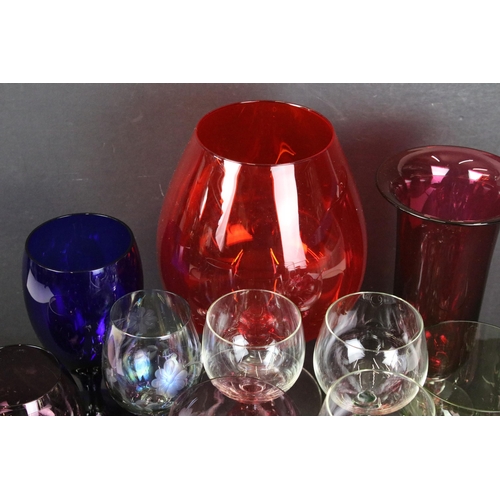 91 - Mixed selection of glass to include vases, wine glasses, centre piece bowl, ash tray and large foote... 