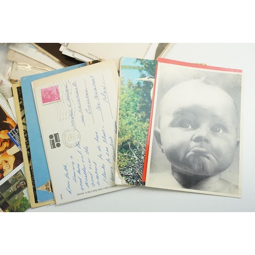 355 - Collection of assorted mid to late 20th Century postcards of mostly topographical views and some pos... 