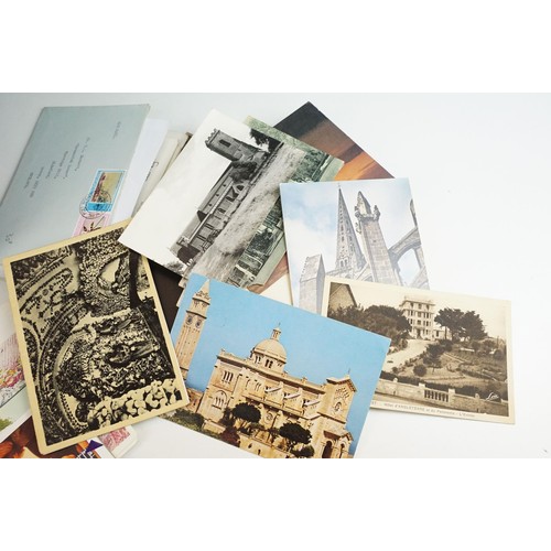 355 - Collection of assorted mid to late 20th Century postcards of mostly topographical views and some pos... 