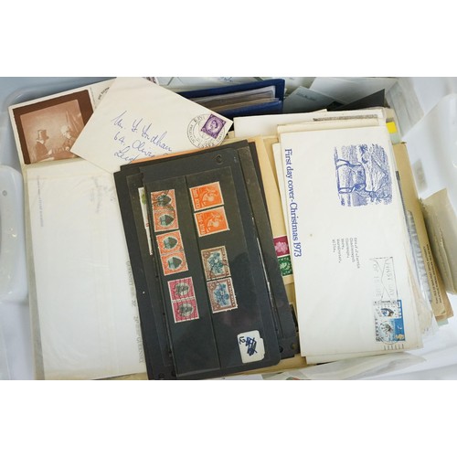 363 - Collection of assorted GB stamps to include stamps books (approx 15), presentation packs, mint stamp... 