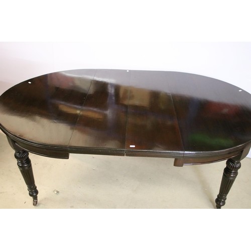 622 - Late 19th century oval mahogany extendable dining table with reeded tapered legs on castors, H 74cm,... 