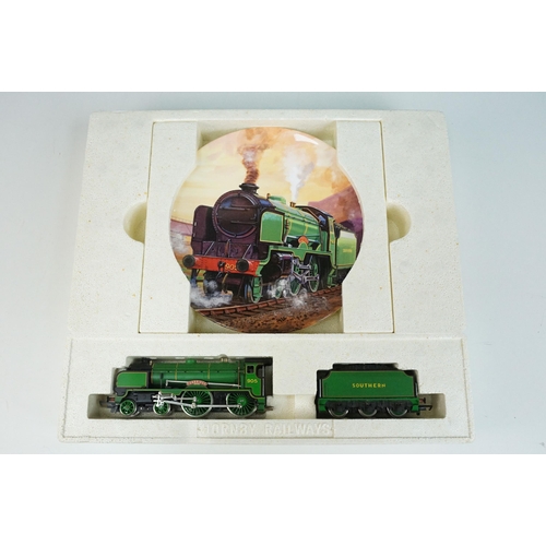 36 - Boxed Hornby OO gauge R648 SR 4-4-0 Tonbridge Schools Royal Doulton locomotive set