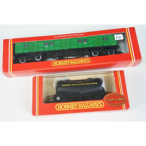 44 - 17 Boxed OO gauge items of rolling stock to include 7 x Hornby / Triang featuring Hornby R6104 75 To... 