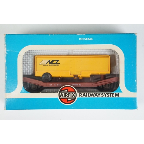 44 - 17 Boxed OO gauge items of rolling stock to include 7 x Hornby / Triang featuring Hornby R6104 75 To... 