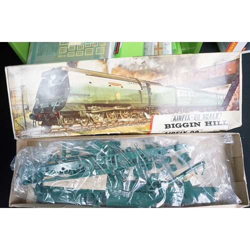 45 - Large quantity of OO gauge model railway accessories to include 2 x boxed Hornby R8082 HM 4000+ Cont... 