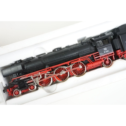 52 - Four HO / OO gauge locomotives to include Fleischmann 4170 DB 01220 locomotive, boxed Hornby Dublo 2... 