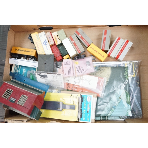 54 - Collection of model railway lay out accessories to include bagged scenery featuring Riko, K&M, Heki,... 