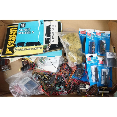 54 - Collection of model railway lay out accessories to include bagged scenery featuring Riko, K&M, Heki,... 