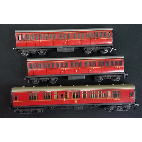 58 - 35 Hornby Dublo items of rolling stock featuring various coaches to include 6 x boxed examples (two ... 