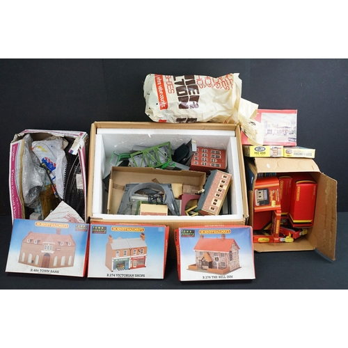 66 - Quantity of OO gauge model railway accessories to include plastic trackside buildings, scenery, vari... 