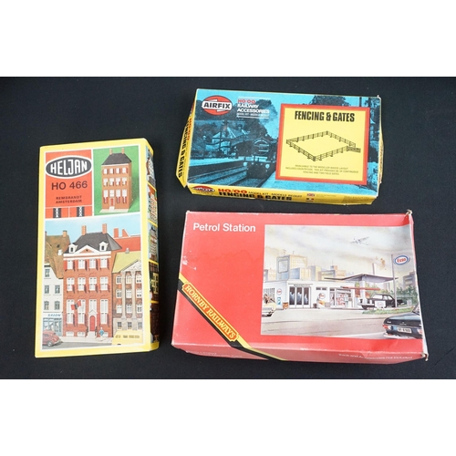66 - Quantity of OO gauge model railway accessories to include plastic trackside buildings, scenery, vari... 