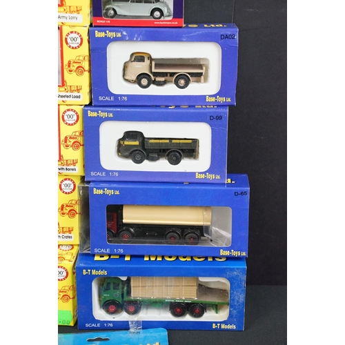 86 - Around 58 boxed / carded small scale diecast & plastic models to include Classix, Base Toys, Minitan... 